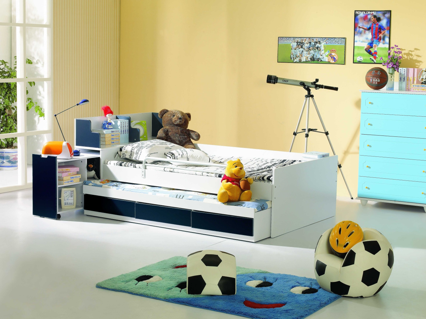 Кровать и игрушки в детской комнате