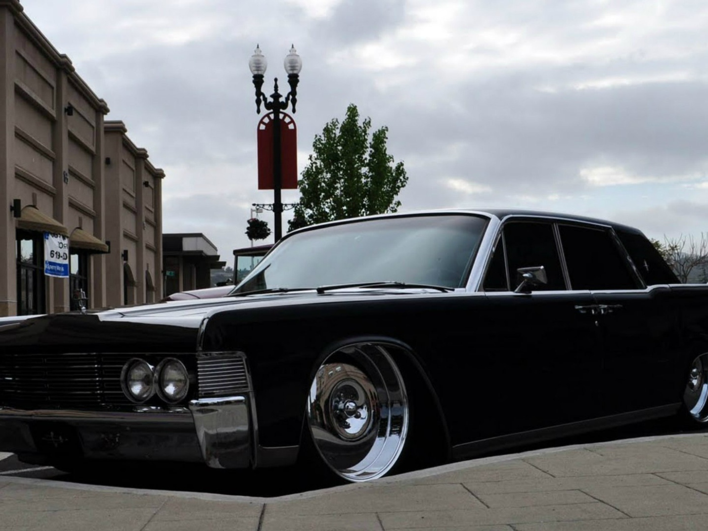 Роскошный черный Lincoln Continental