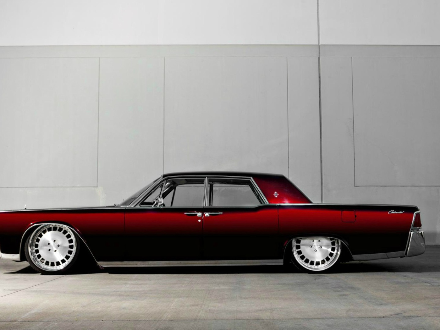 Красный Lincoln Continental