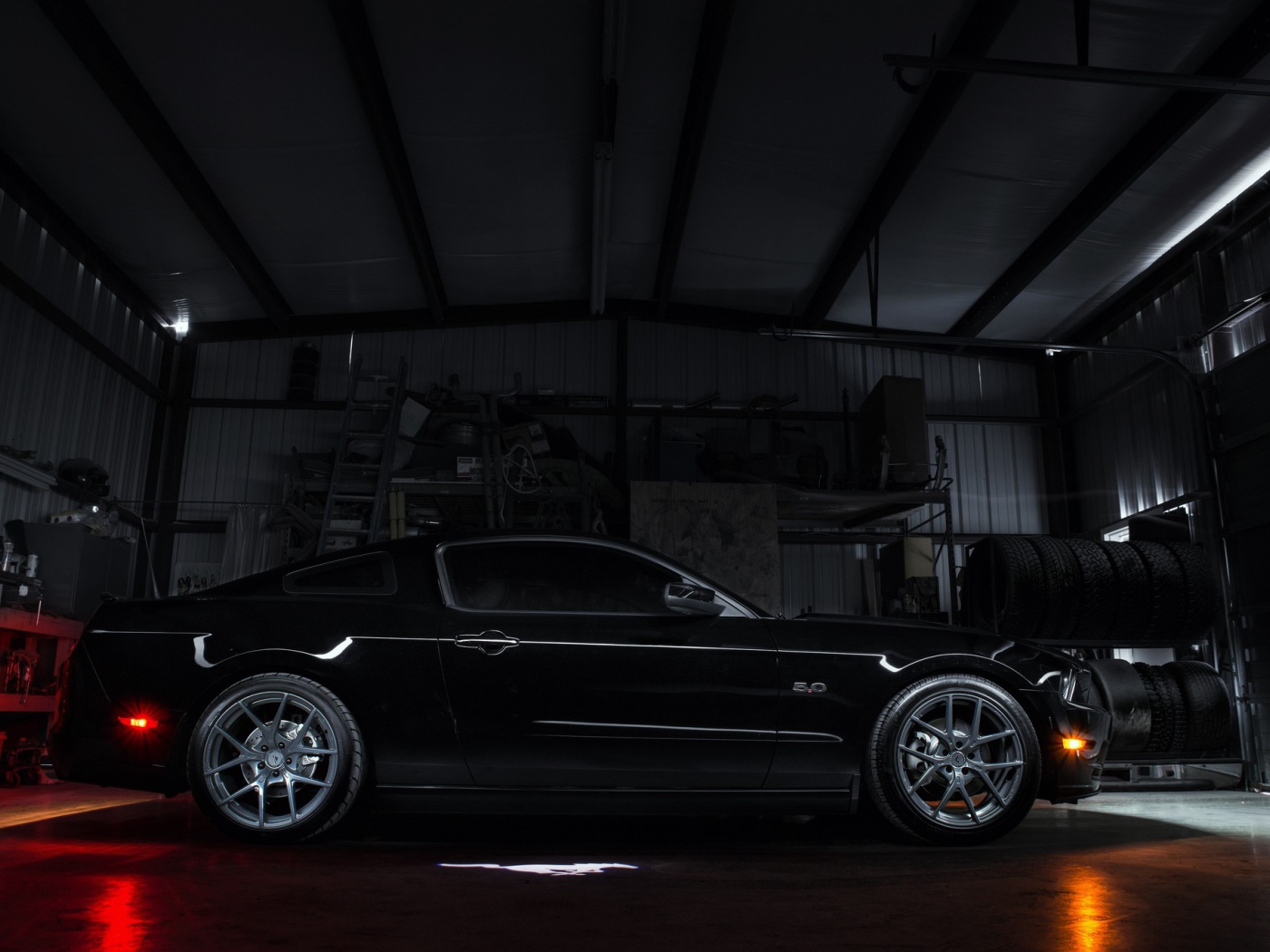 Черный спортивный Ford Mustang в гараже