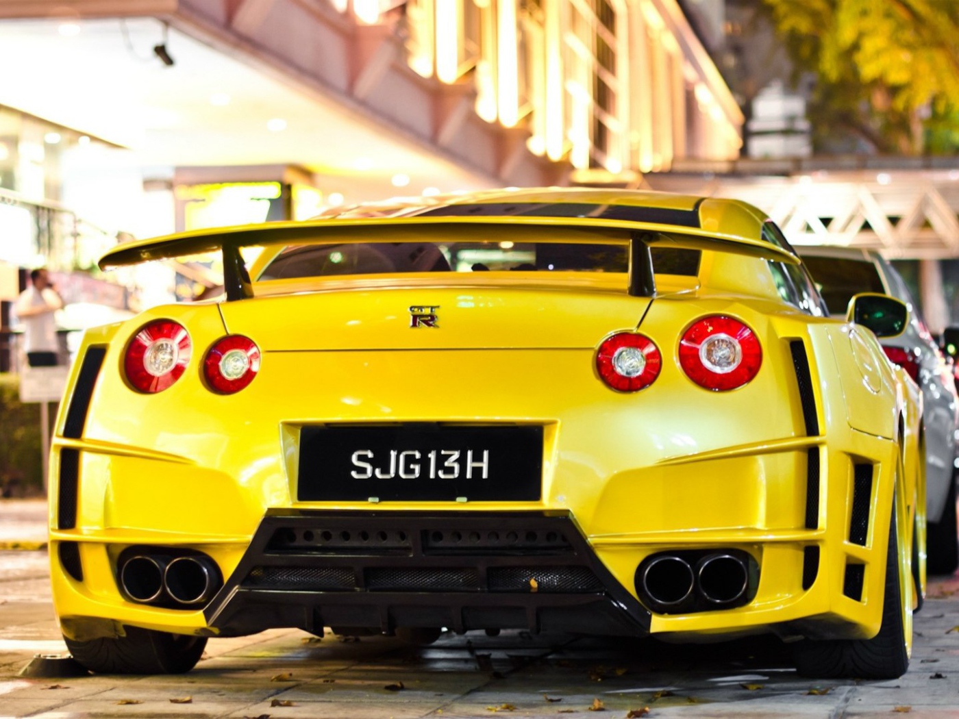 Вид сзади на желтый Nissan GT-R