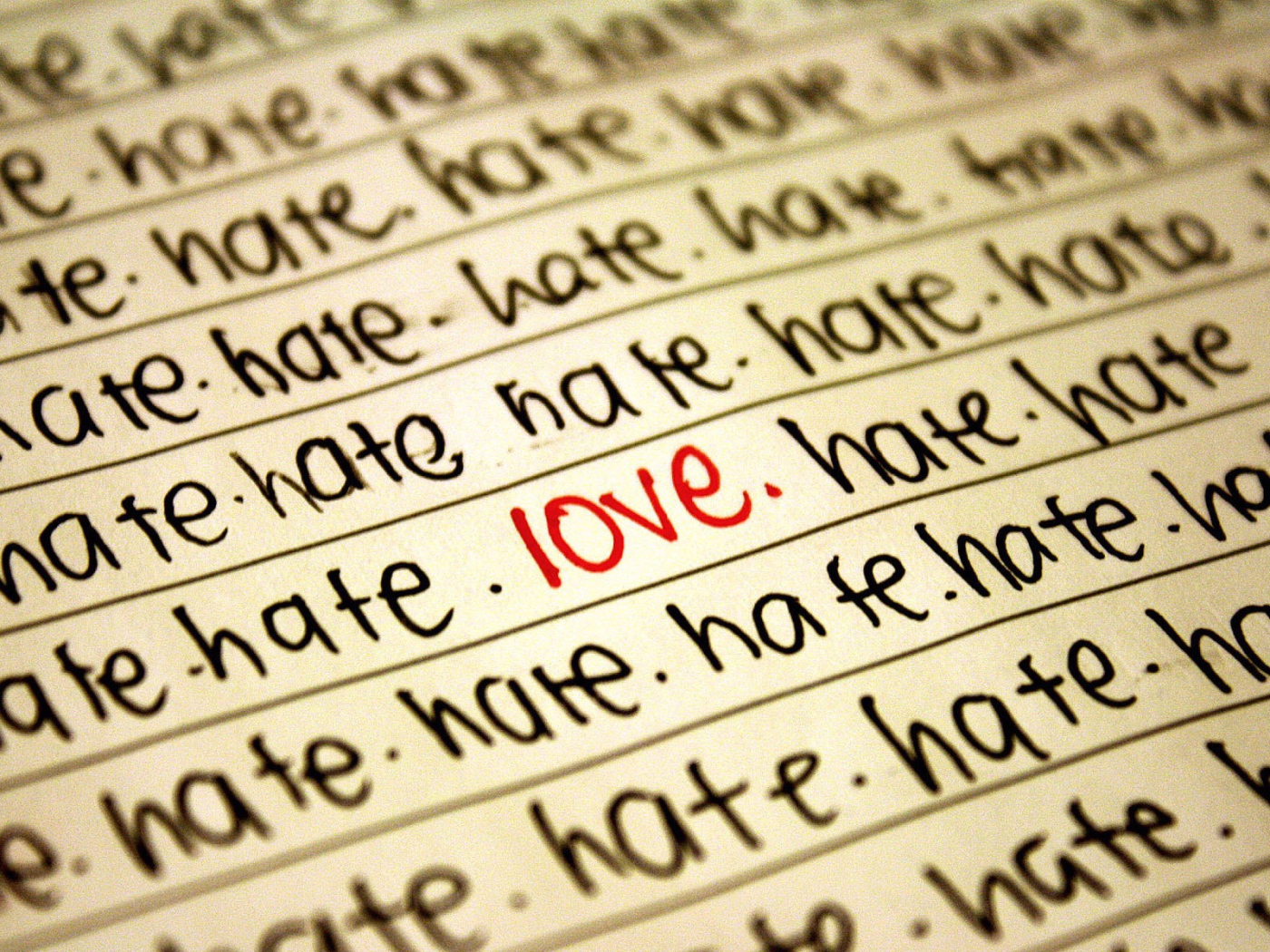 Надпись любовь между словами ненависти