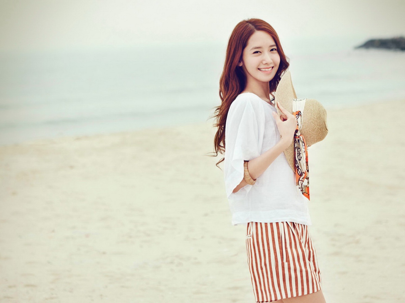 Yuonna walks on the beach, Girls' Generation
