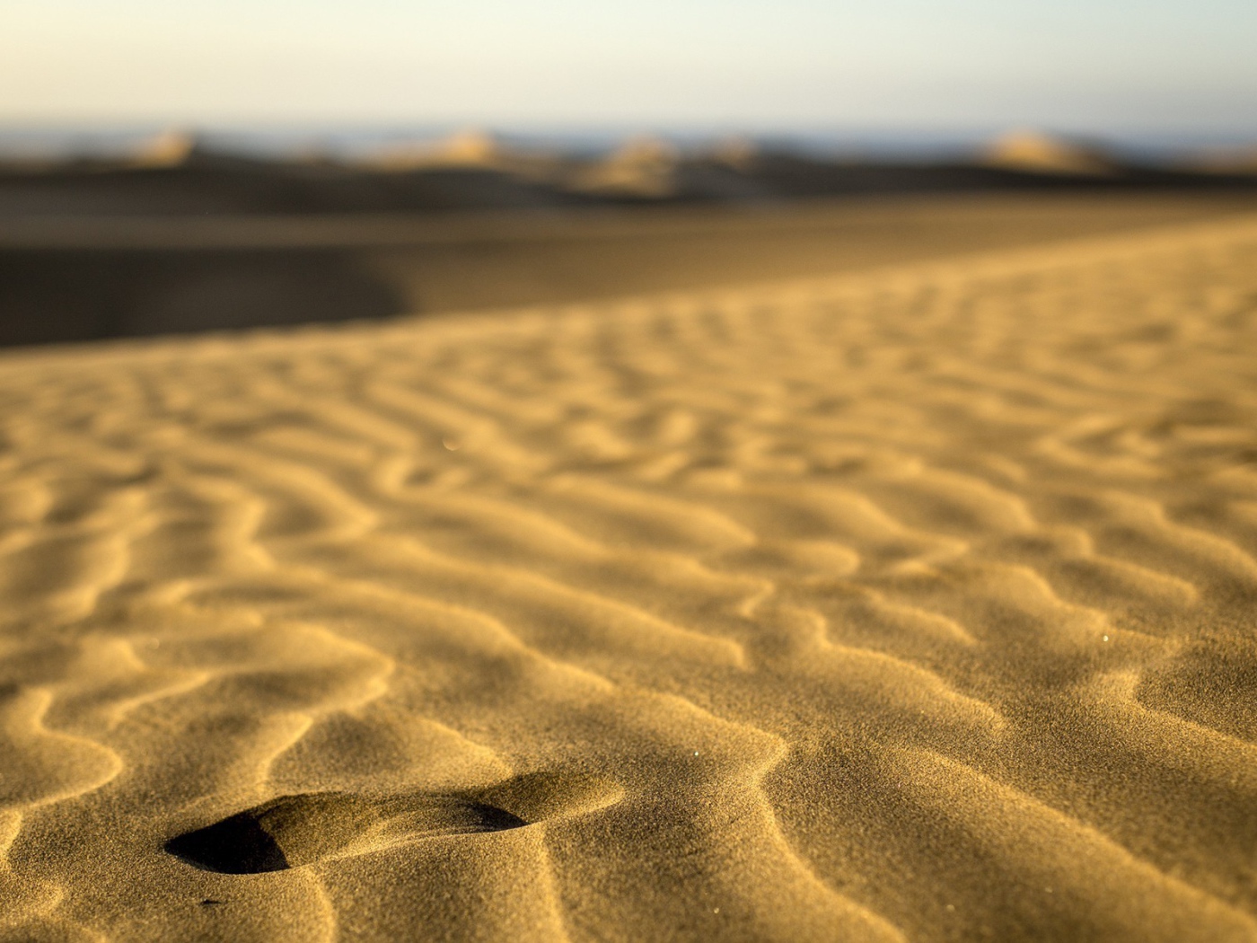 Волны песка на пляже