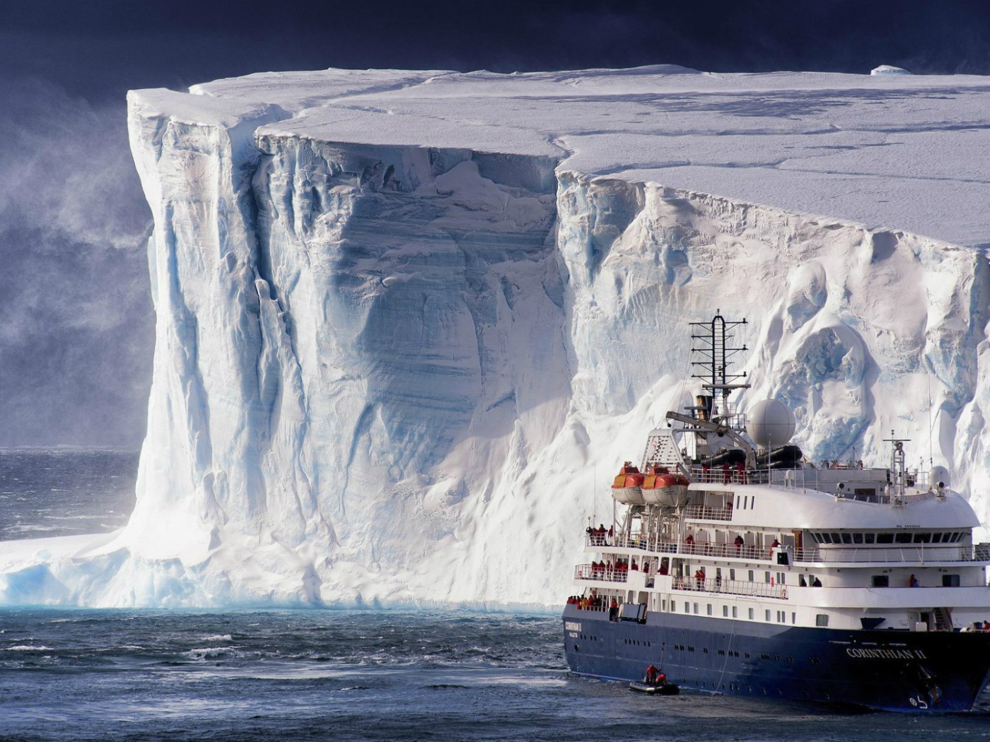 Корабль у берегов Антарктиды