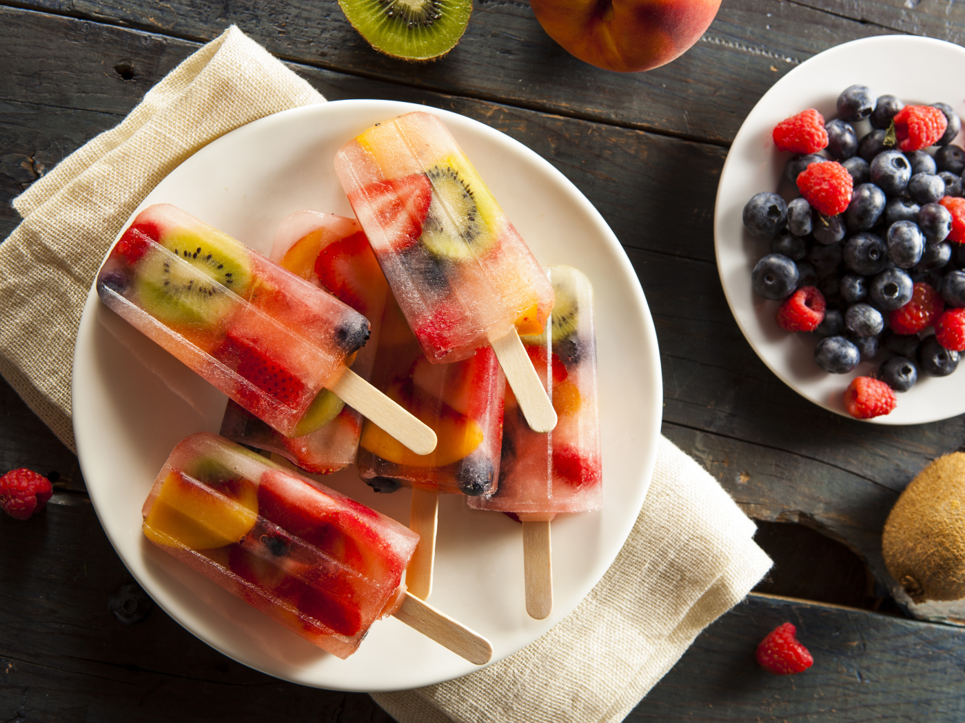 Мороженое на палочке с ягодами и фруктами