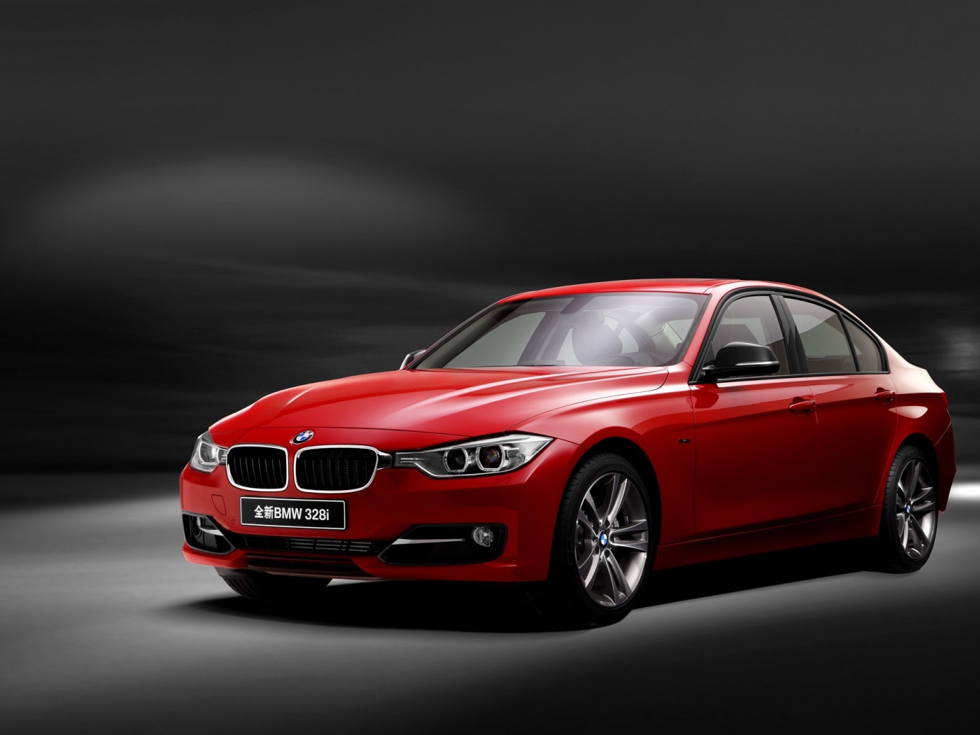 Красный автомобиль BMW 3 Series на сером фоне