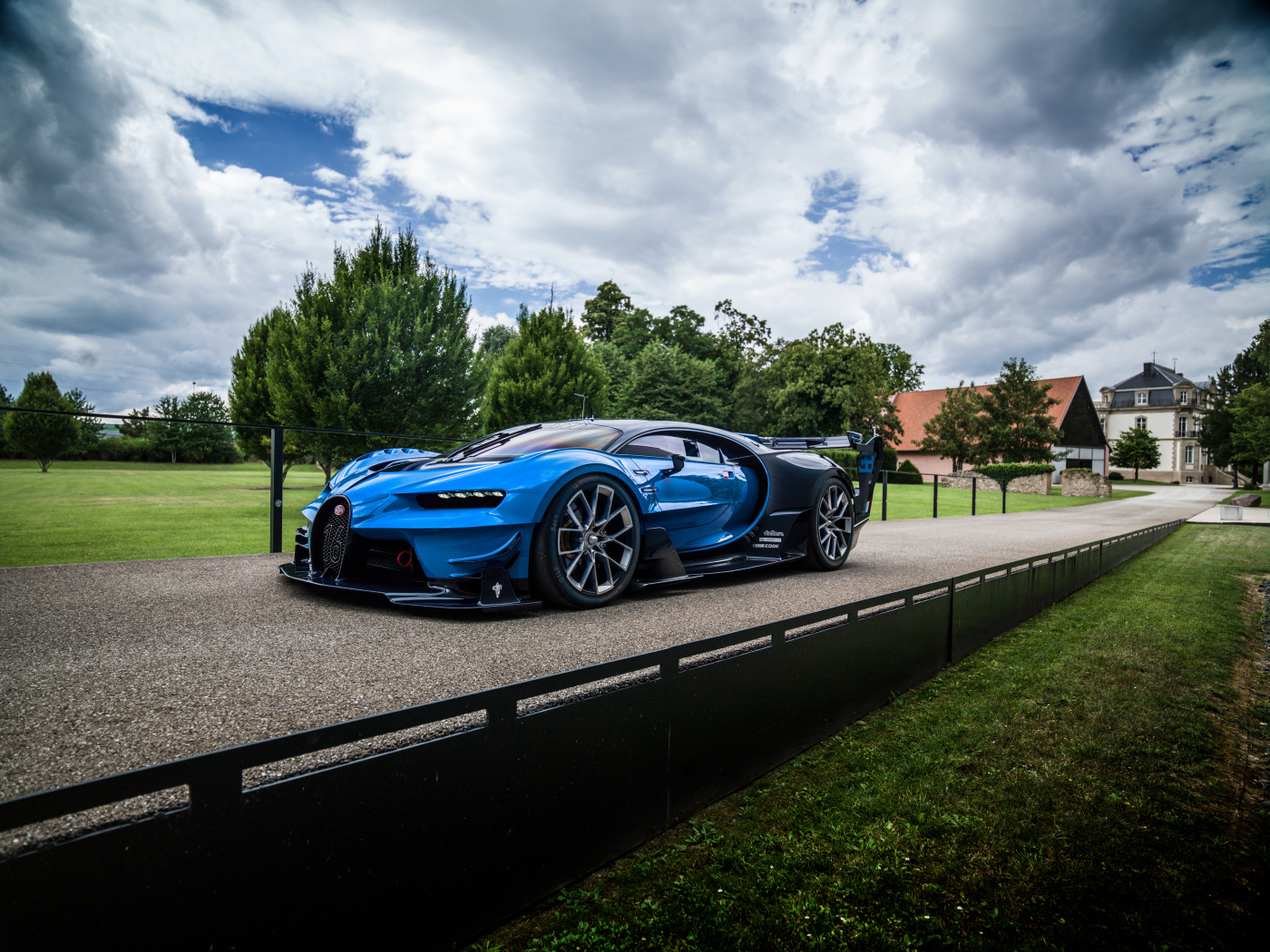 Синий спортивный автомобиль  Bugatti Chiron 