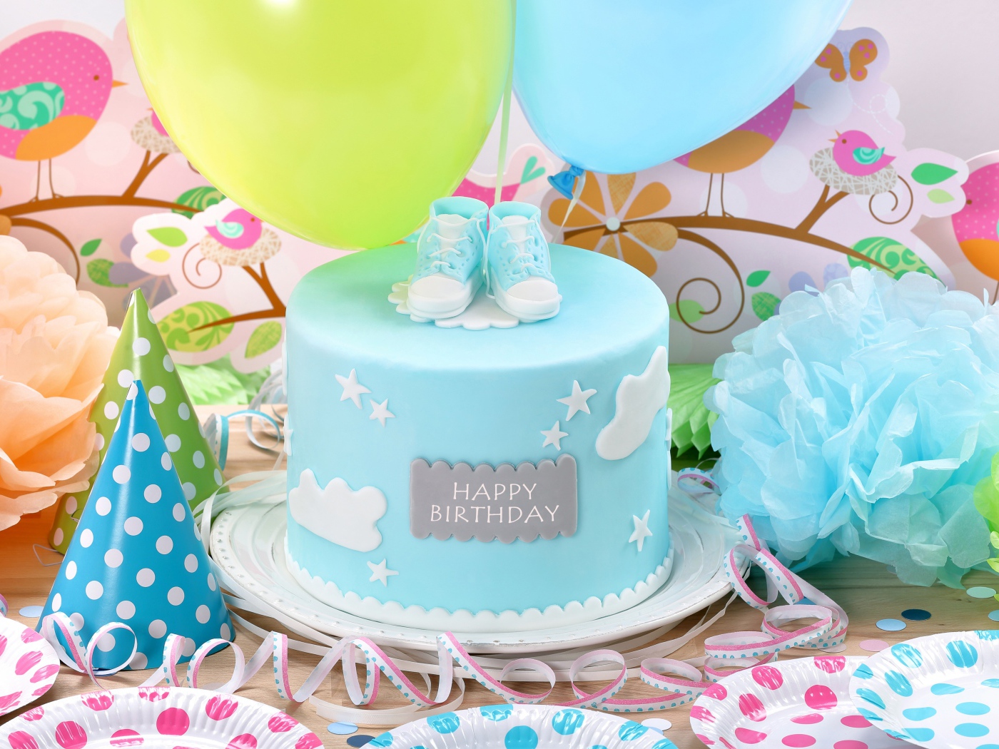 Красивый голубой торт и украшения на день рождения мальчика