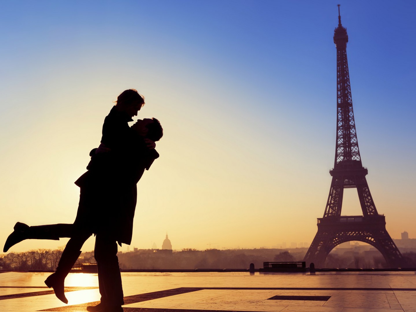 Влюбленная пара в Париже 