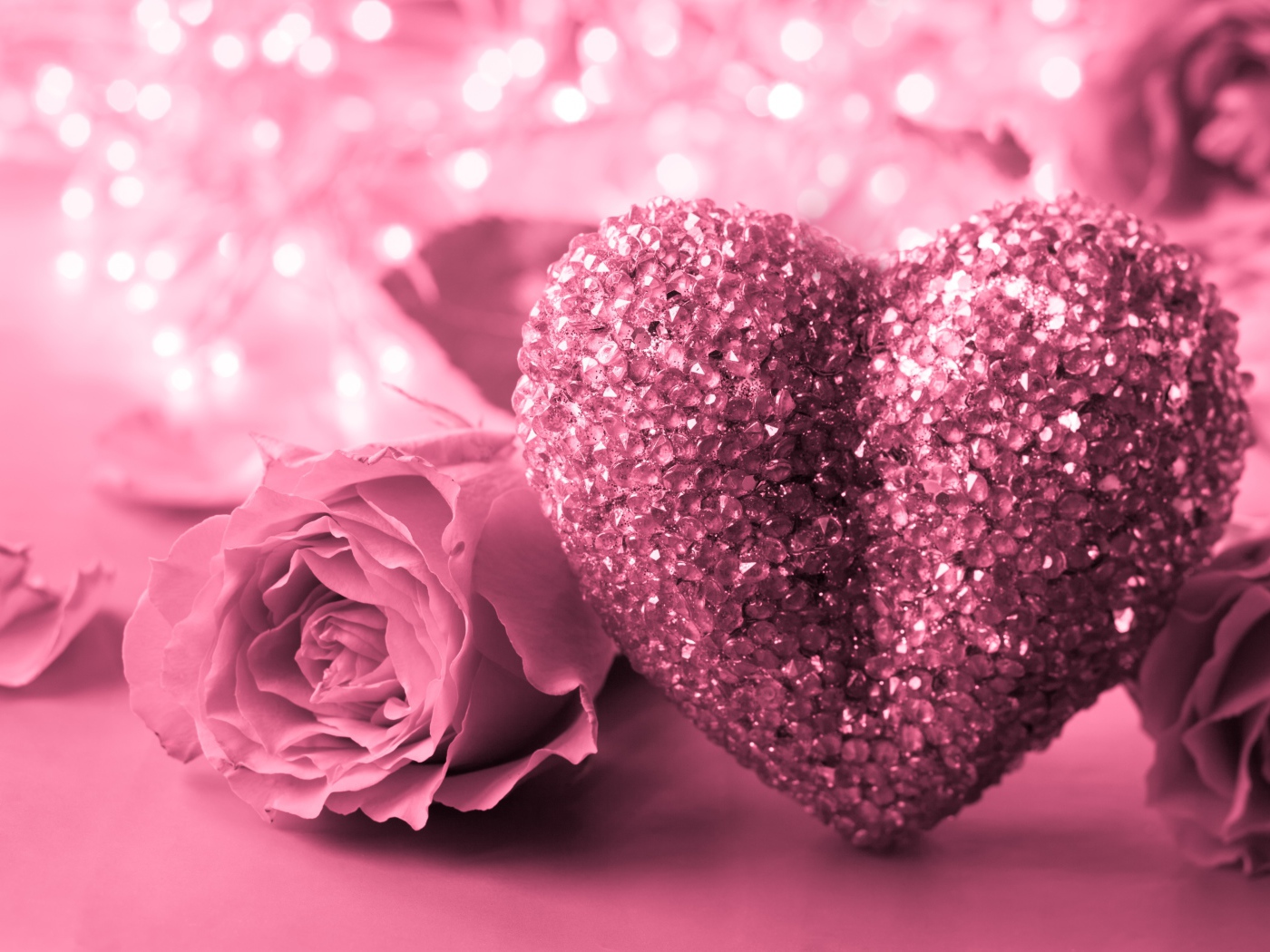 Большое розовое сердце с кристаллами и розовыми розами