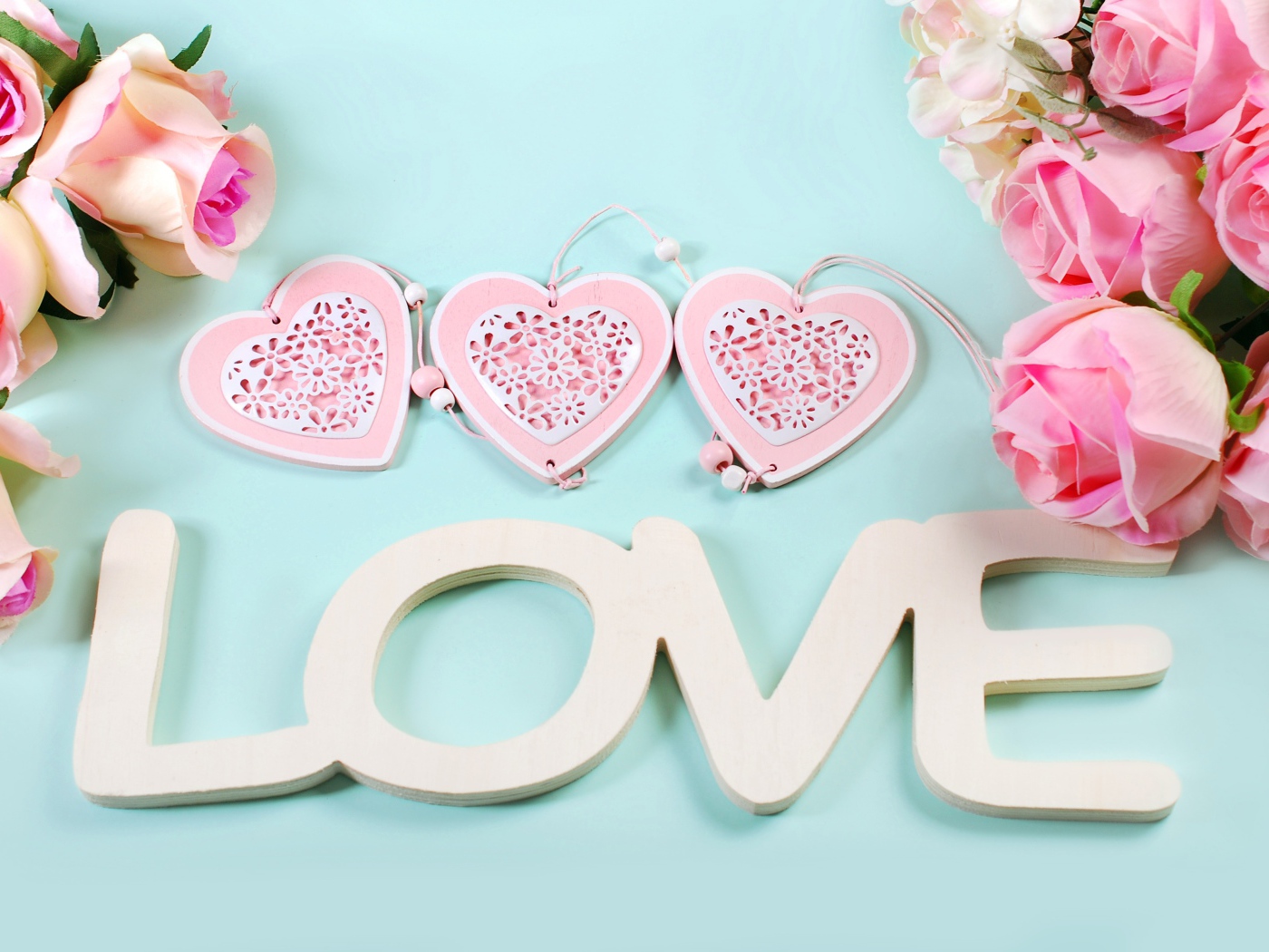Розовые розы, сердечки и белая надпись Любовь на английском