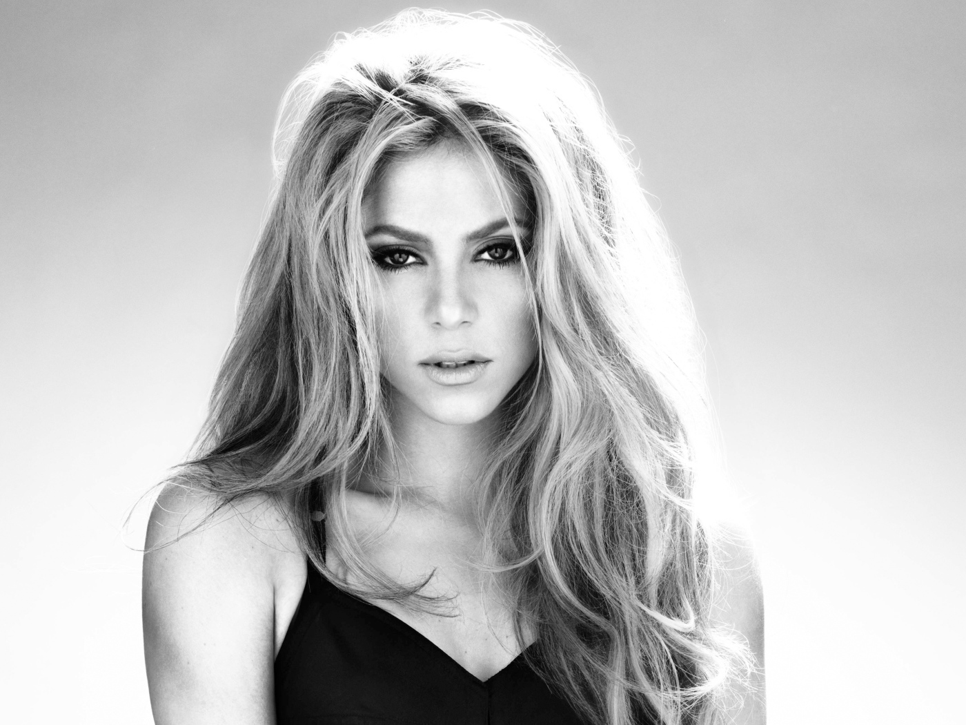 Певица Шакира черно - белое фото