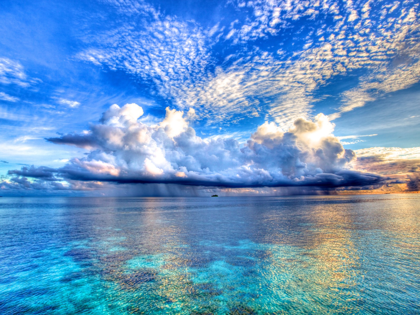 Красивые облака отражаются в голубой воде океана