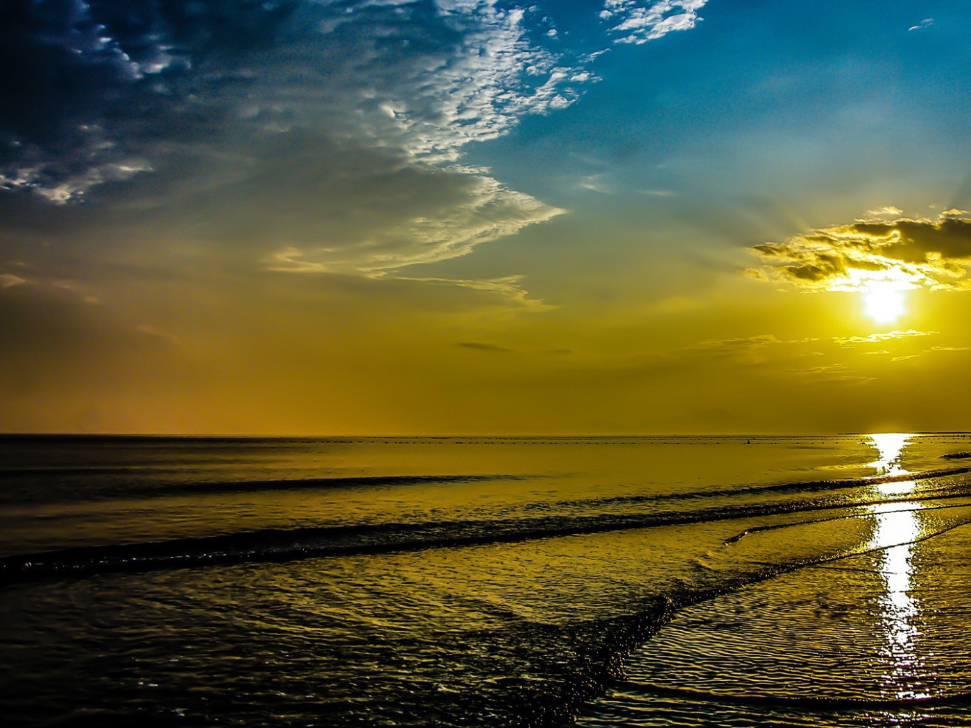 Красивый закат над пляжем  Санрайз