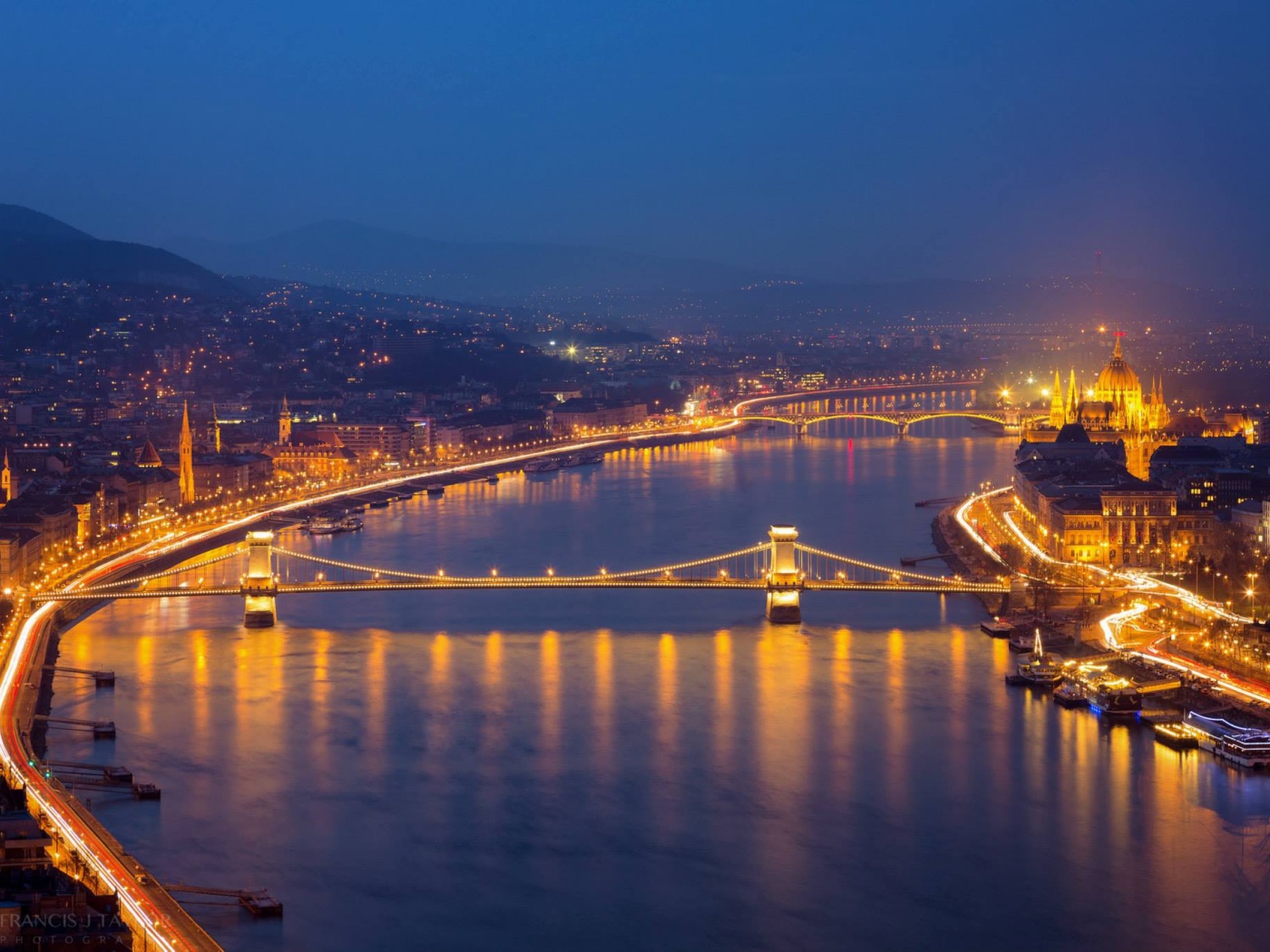 Вид на ночной город Будапешт и реку Дунай, Венгрия 