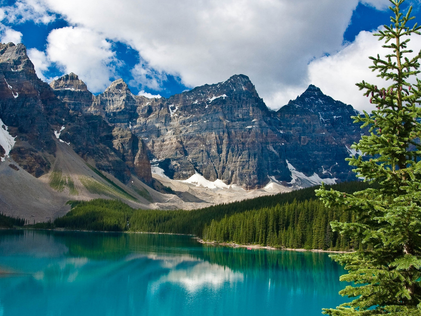 Горы у озера в национальном парке Джаспер, Канада