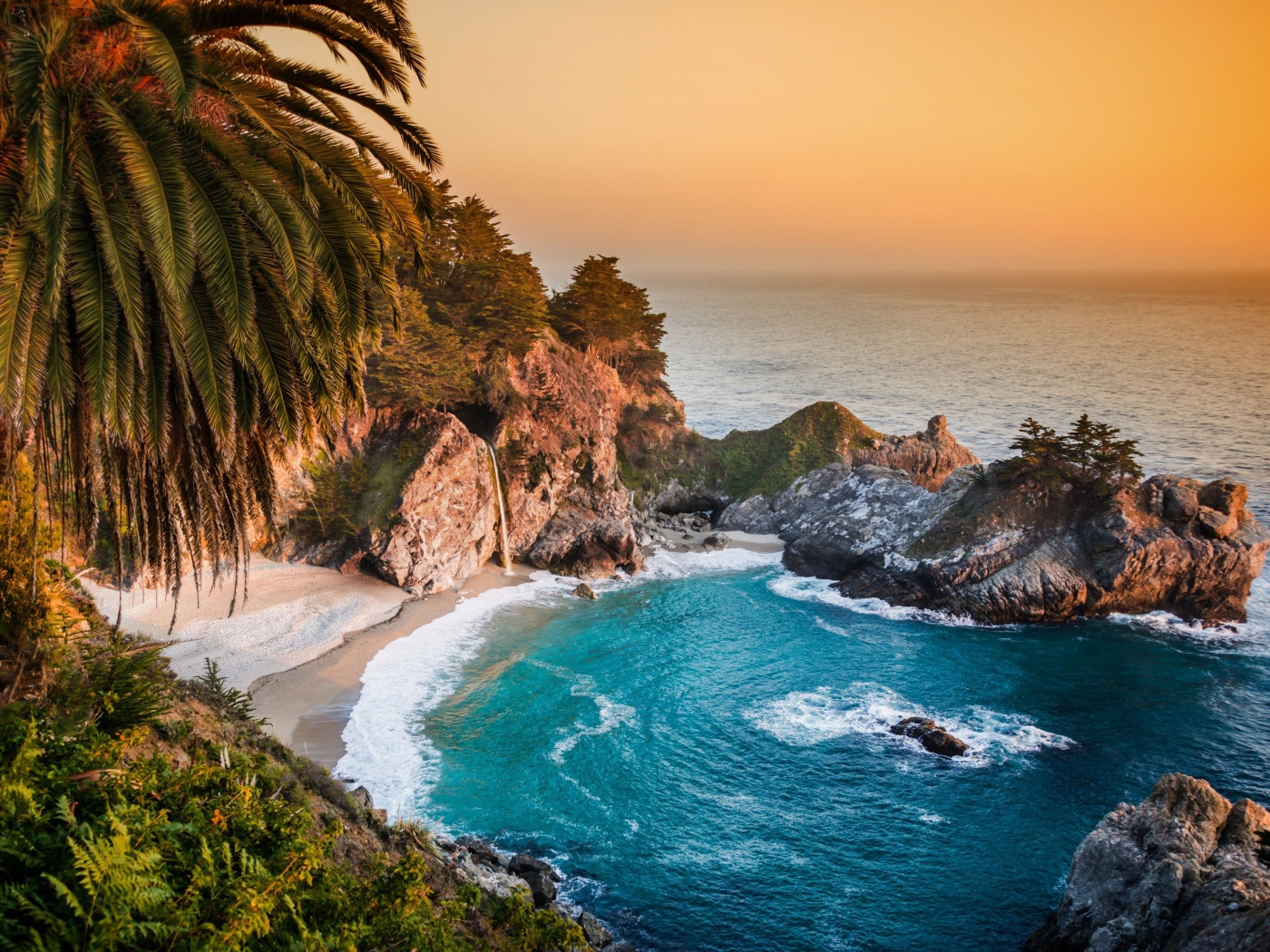 Тропический пляж в тихом океане, район Биг-Сюр, Калифорния. США