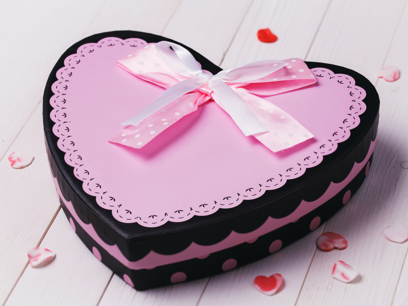 Большая подарочная коробка в форме сердца с розовым бантом