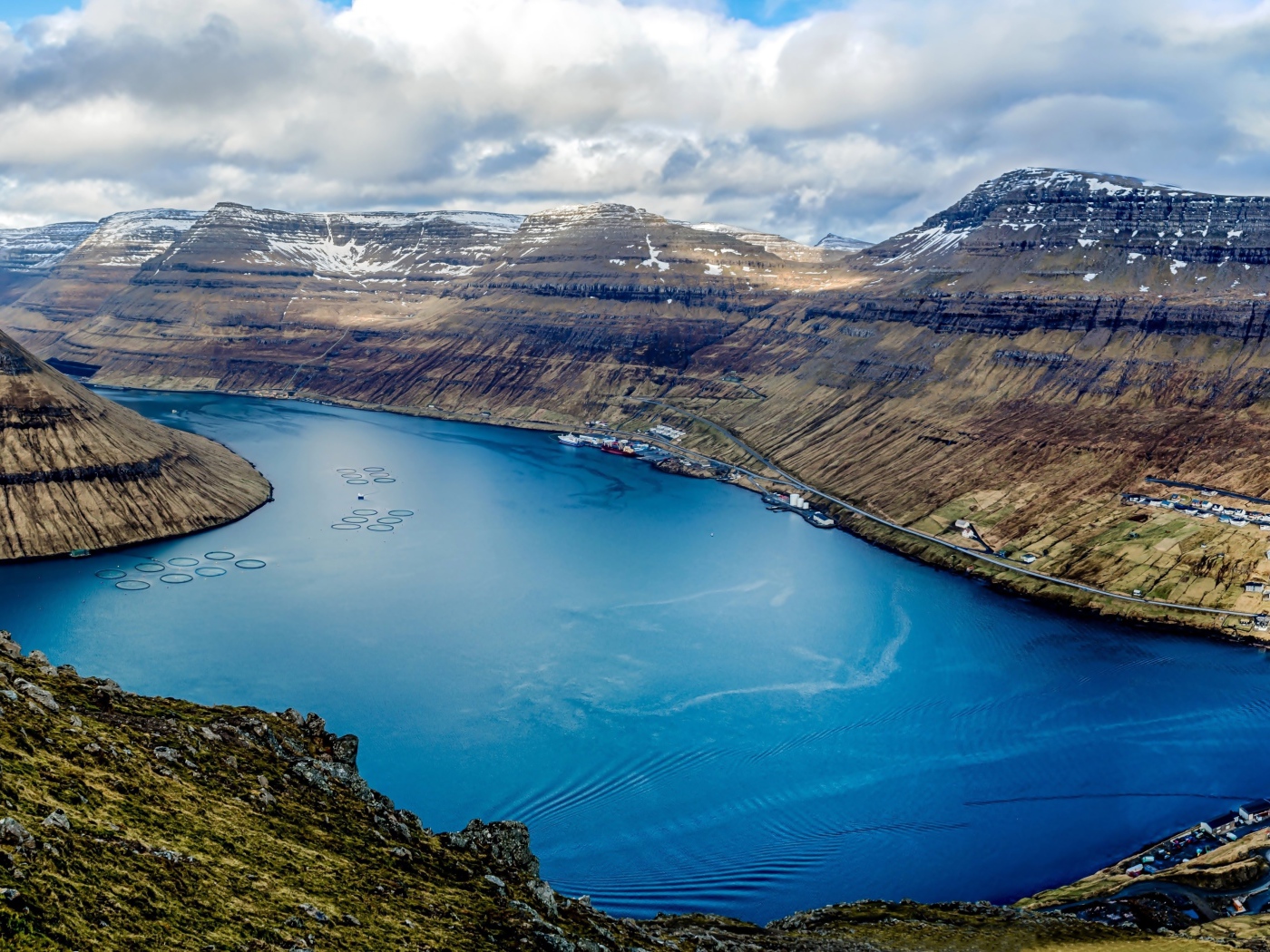 Озеро между гор под красивым небом, Фарерские острова