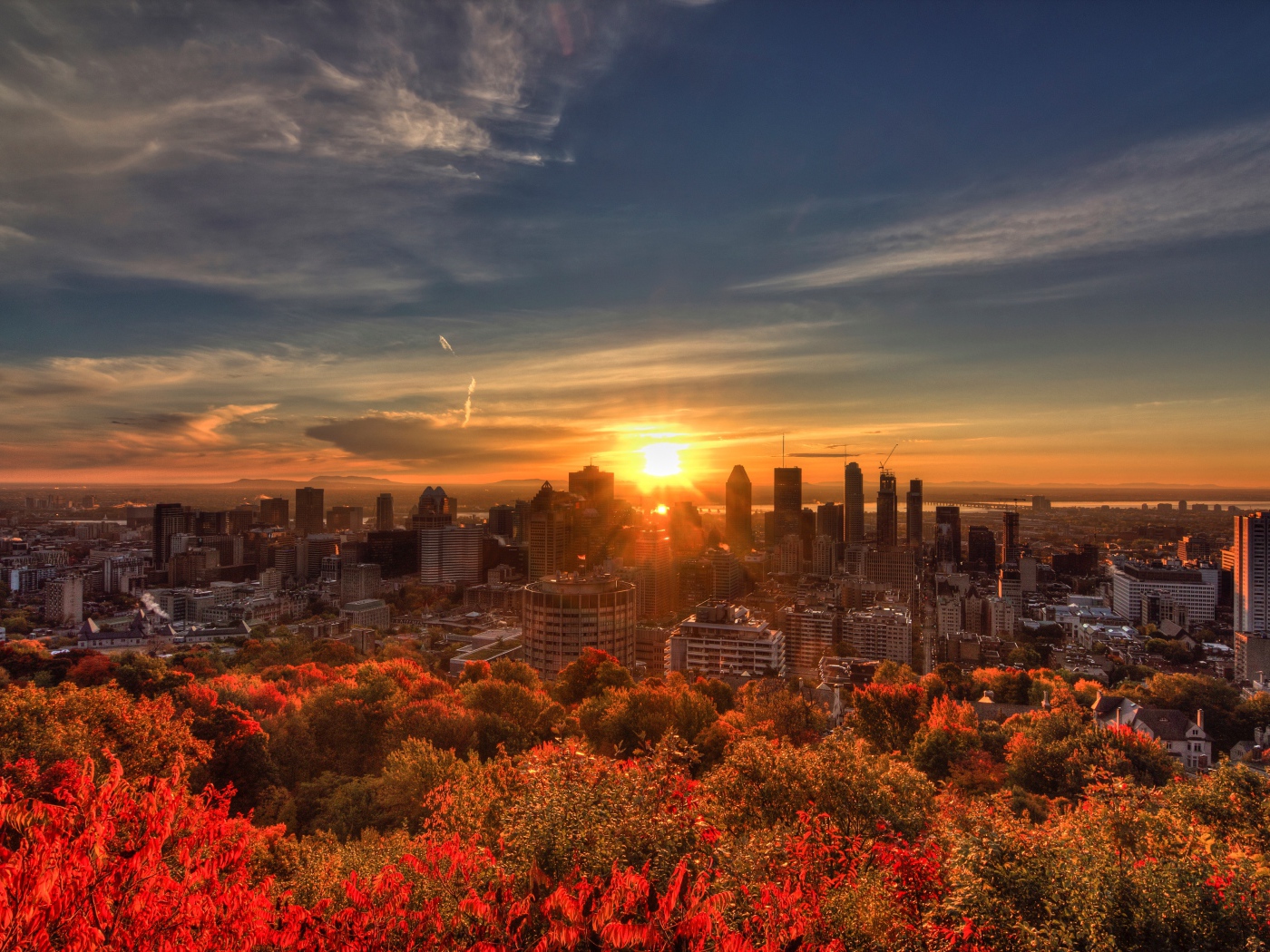 Восход солнца над небоскребами города Монреаль, Канада