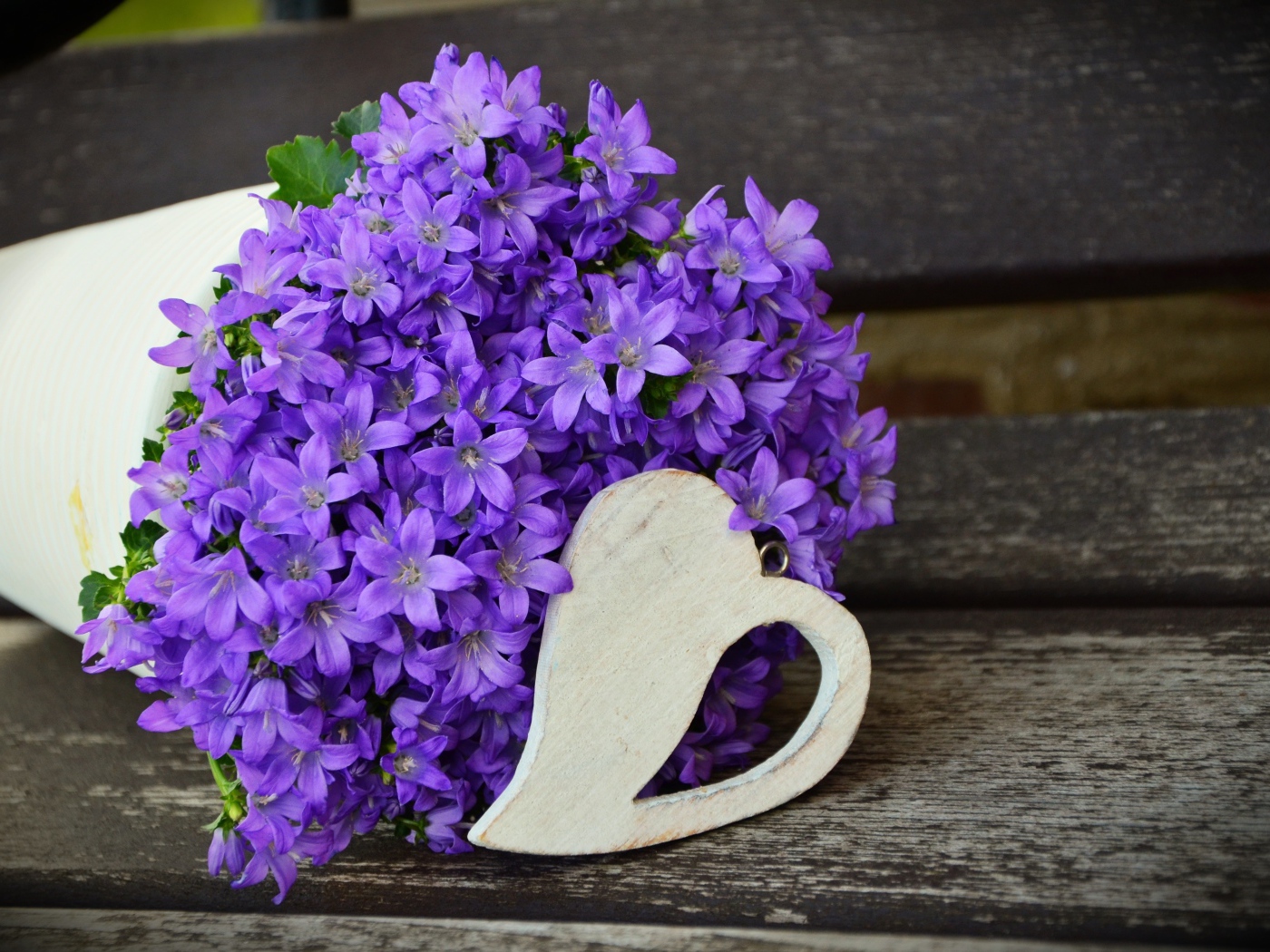 Букет фиолетовых колокольчиков с деревянным сердечком