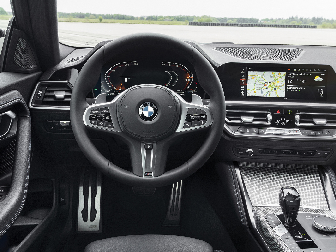 Черный кожаный салон автомобиля BMW M240i XDrive Coupé 2021 года