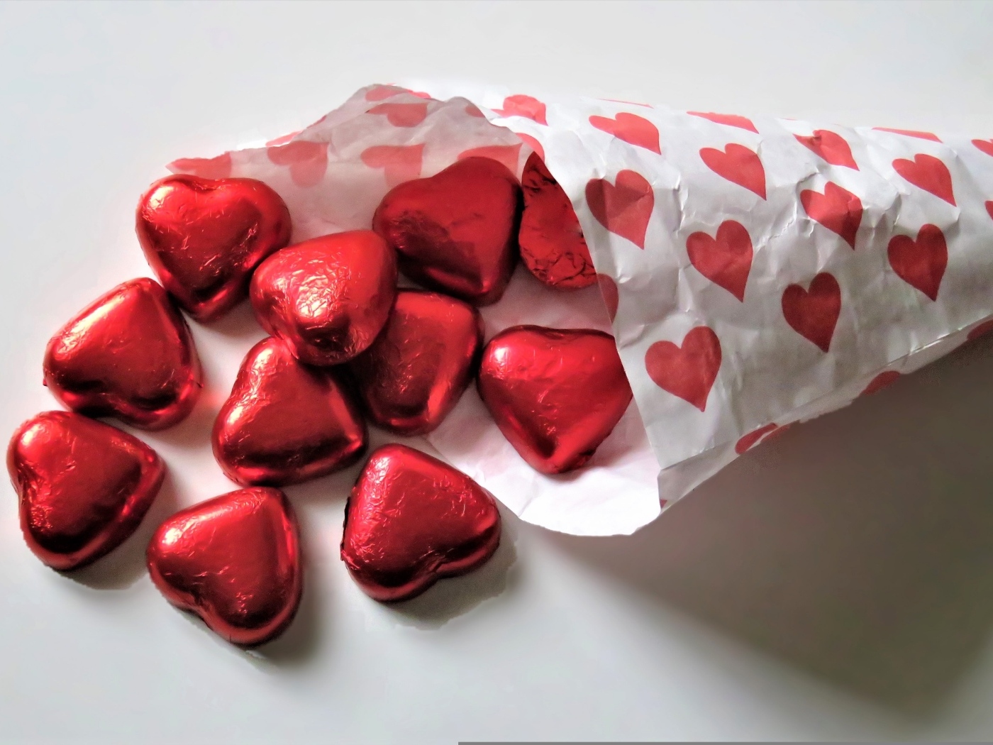 Сверток с красными конфетами в форме сердца