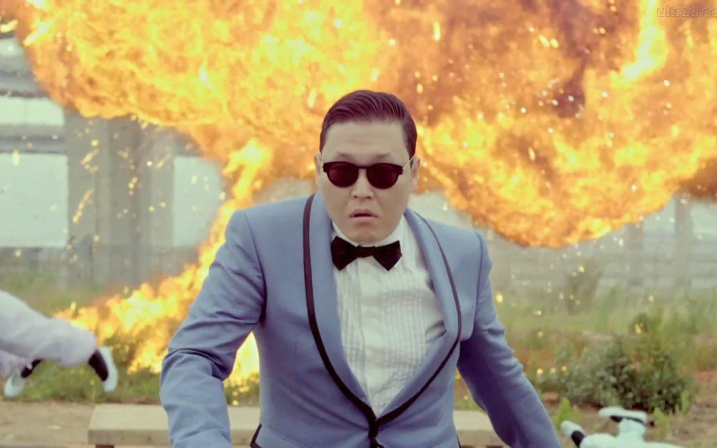 PSY на фоне взрыва