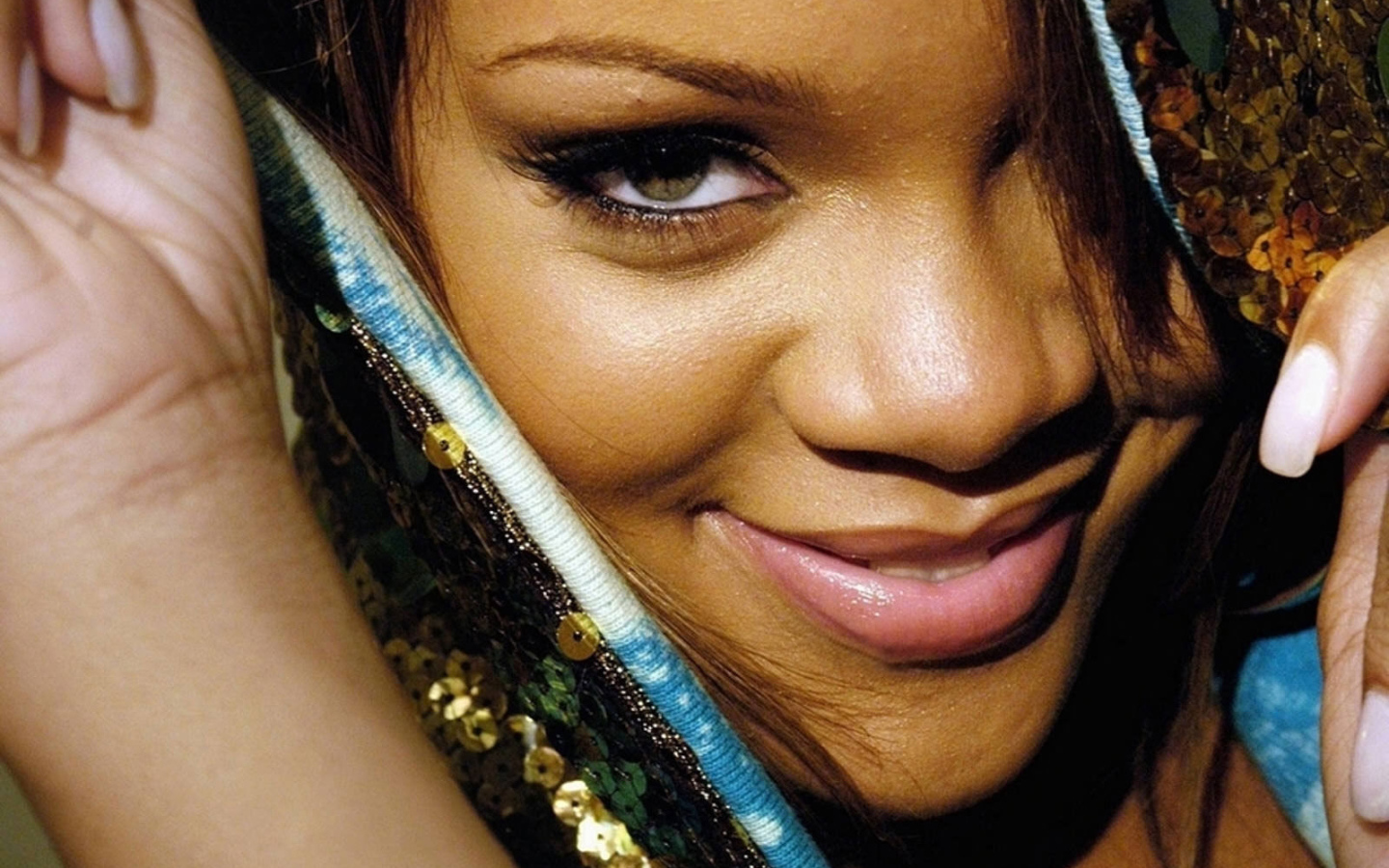 Rihanna привлекательная улыбка
