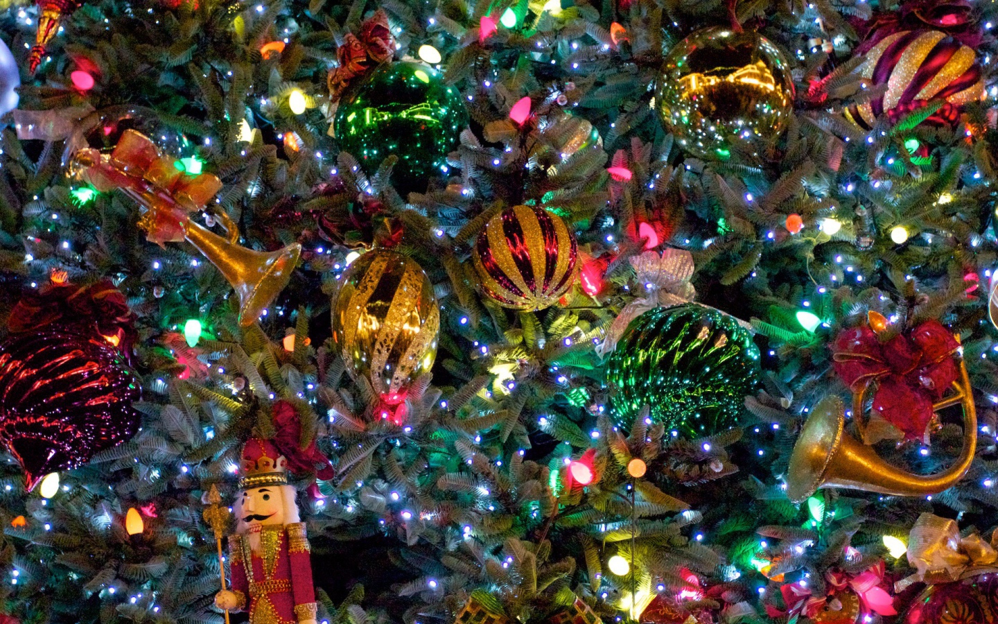 Новогодняя елка и много игрушек