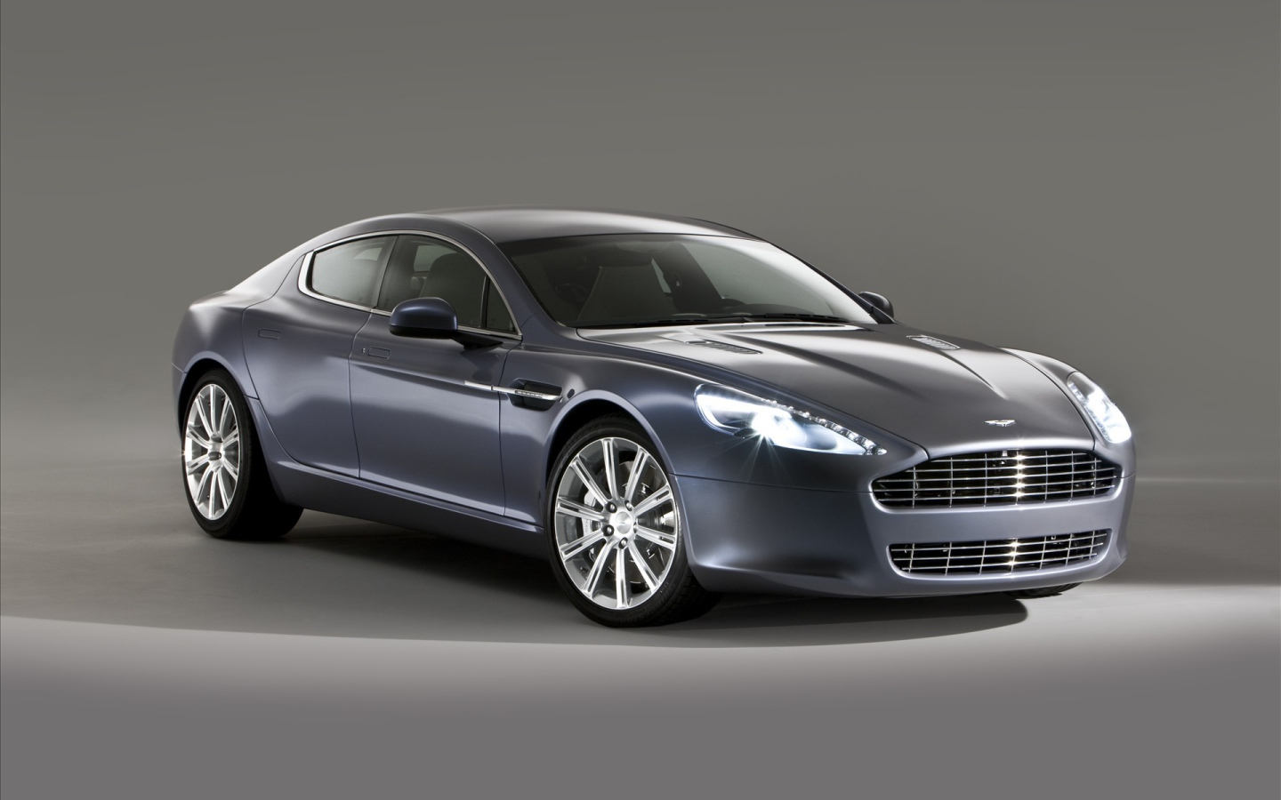 Новая машина Aston Martin rapide