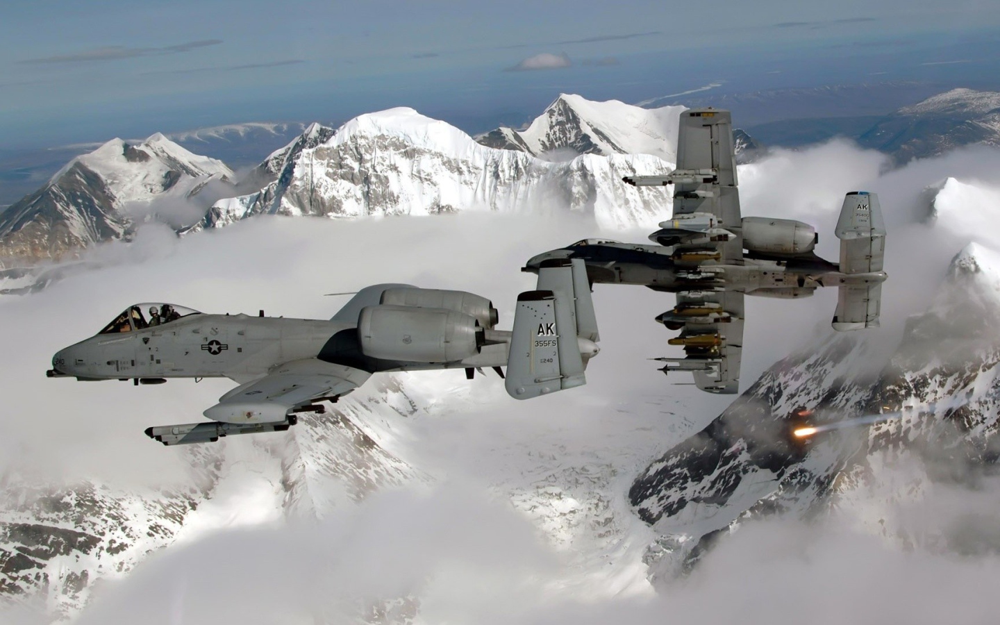 Военные самолеты над горами