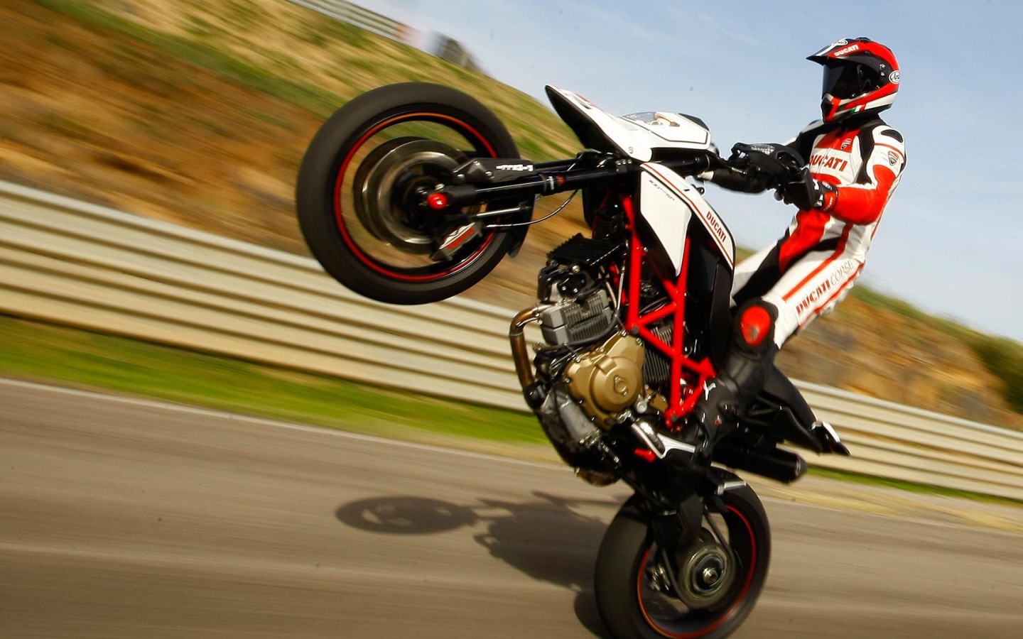 Мотоцикл модели Ducati Hypermotard SP