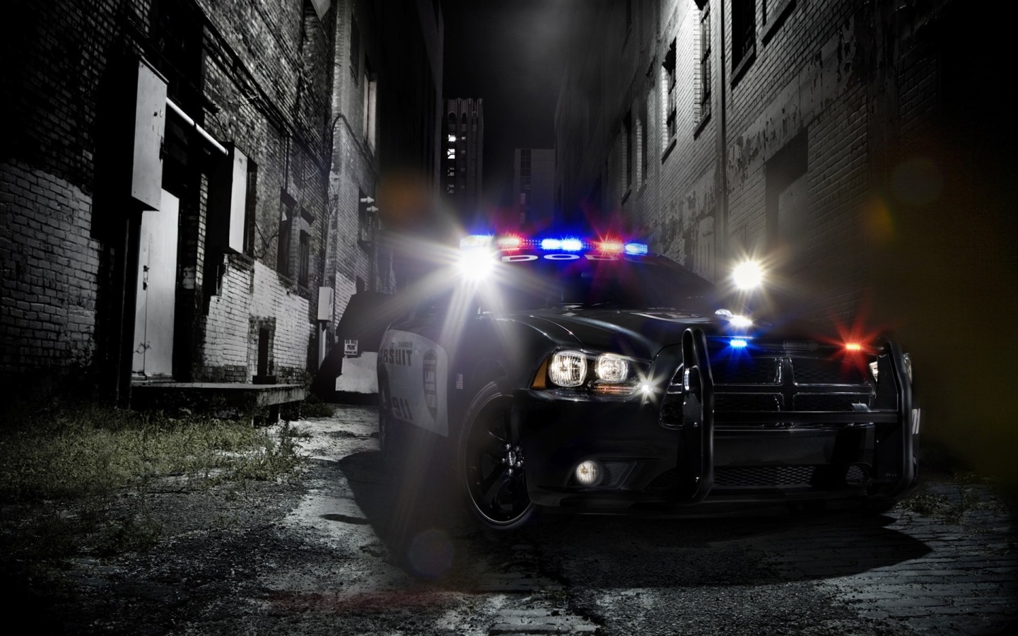 Полицейский автомобиль в темном переулке