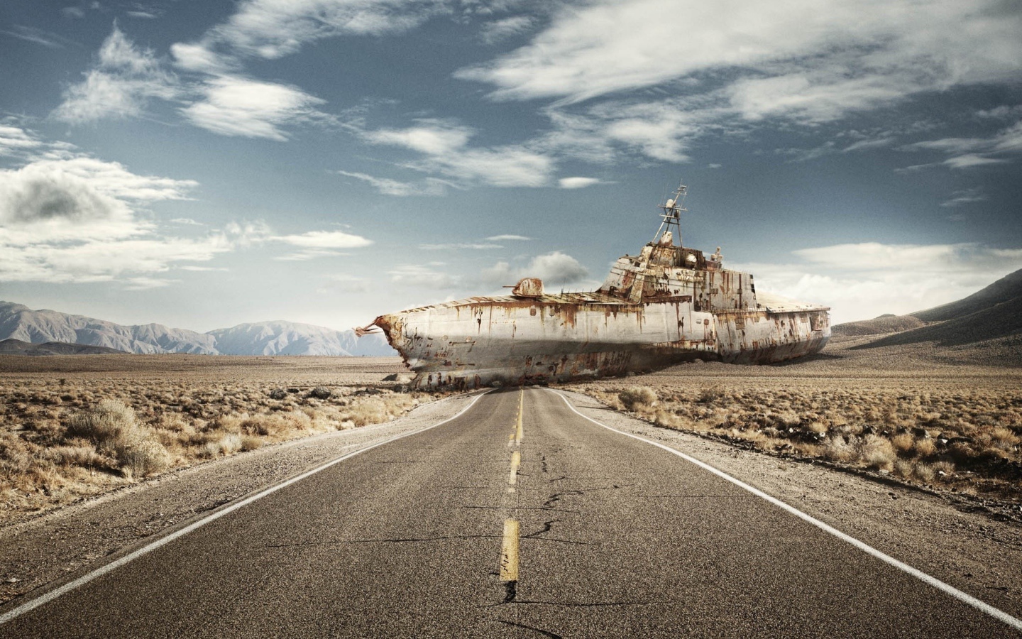 Ржавый корабль преградил дорогу в пустыне