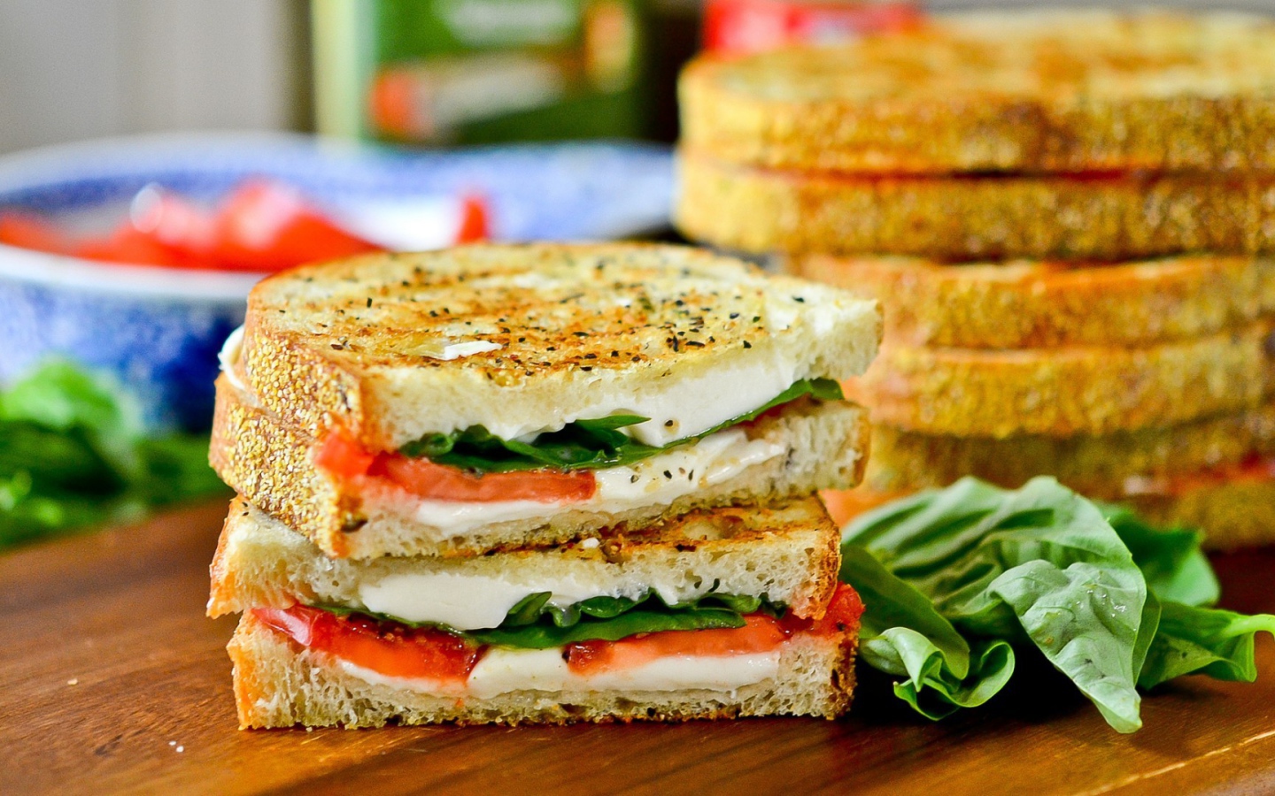 Теплые бутерброды с сыром и овощами