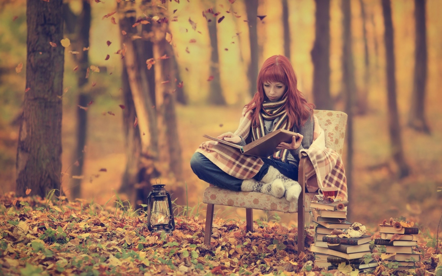 Девушка читает книги в лесу