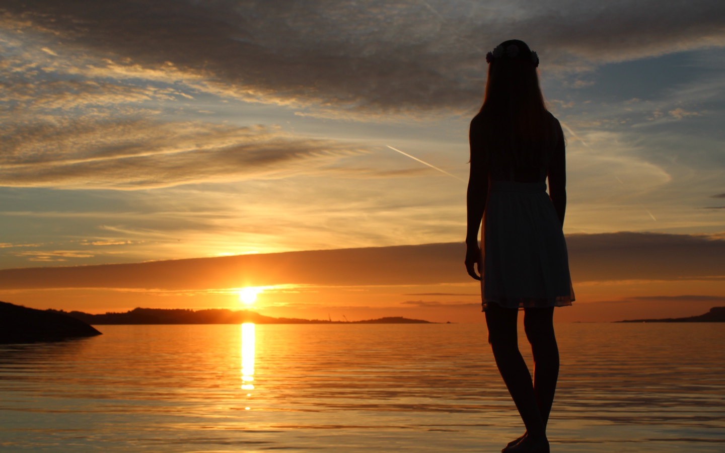 Девушка смотрит на закат в Норвегии