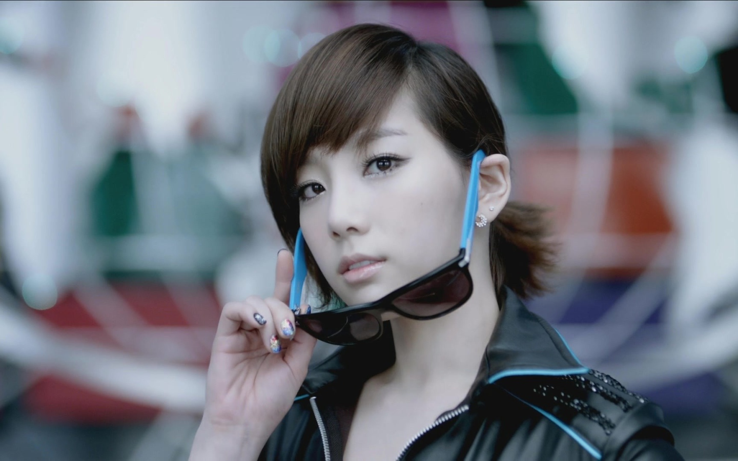 Корейская девушка модель в очках 