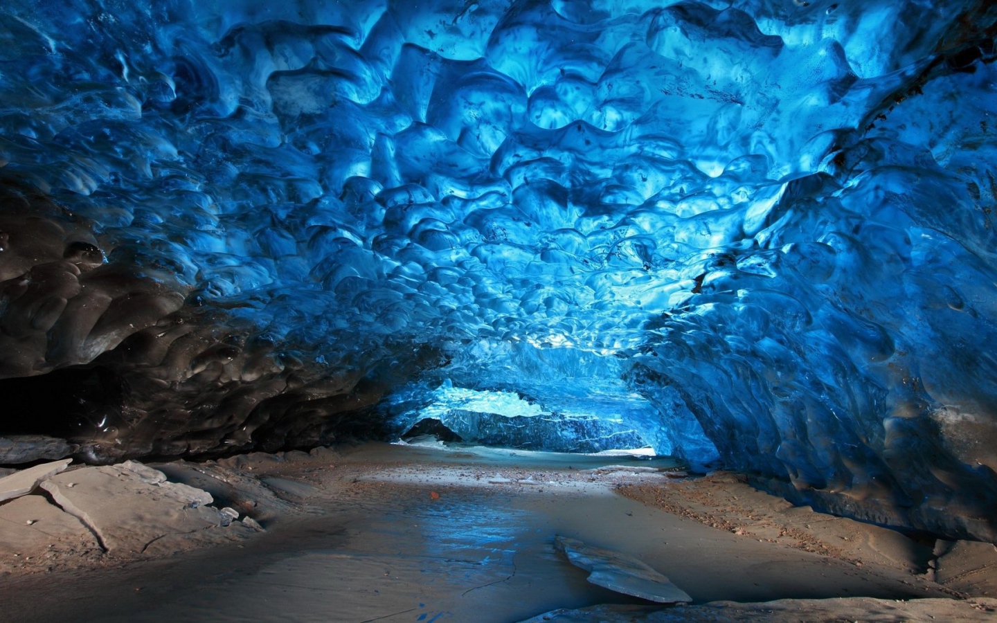 Внутри ледяной пещеры