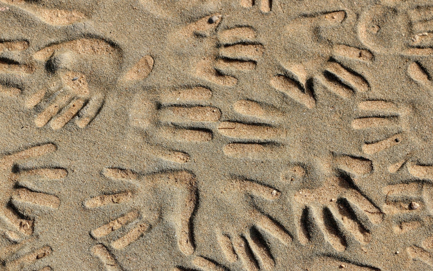 Следы рук на песке
