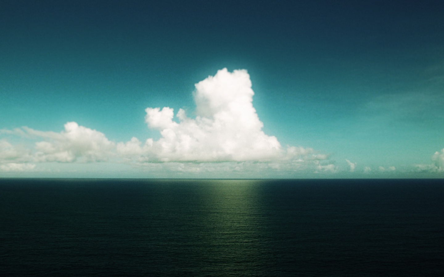 Одинокое облако над морем
