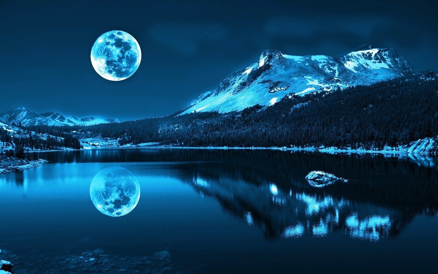 Голубая луна над озером в горах