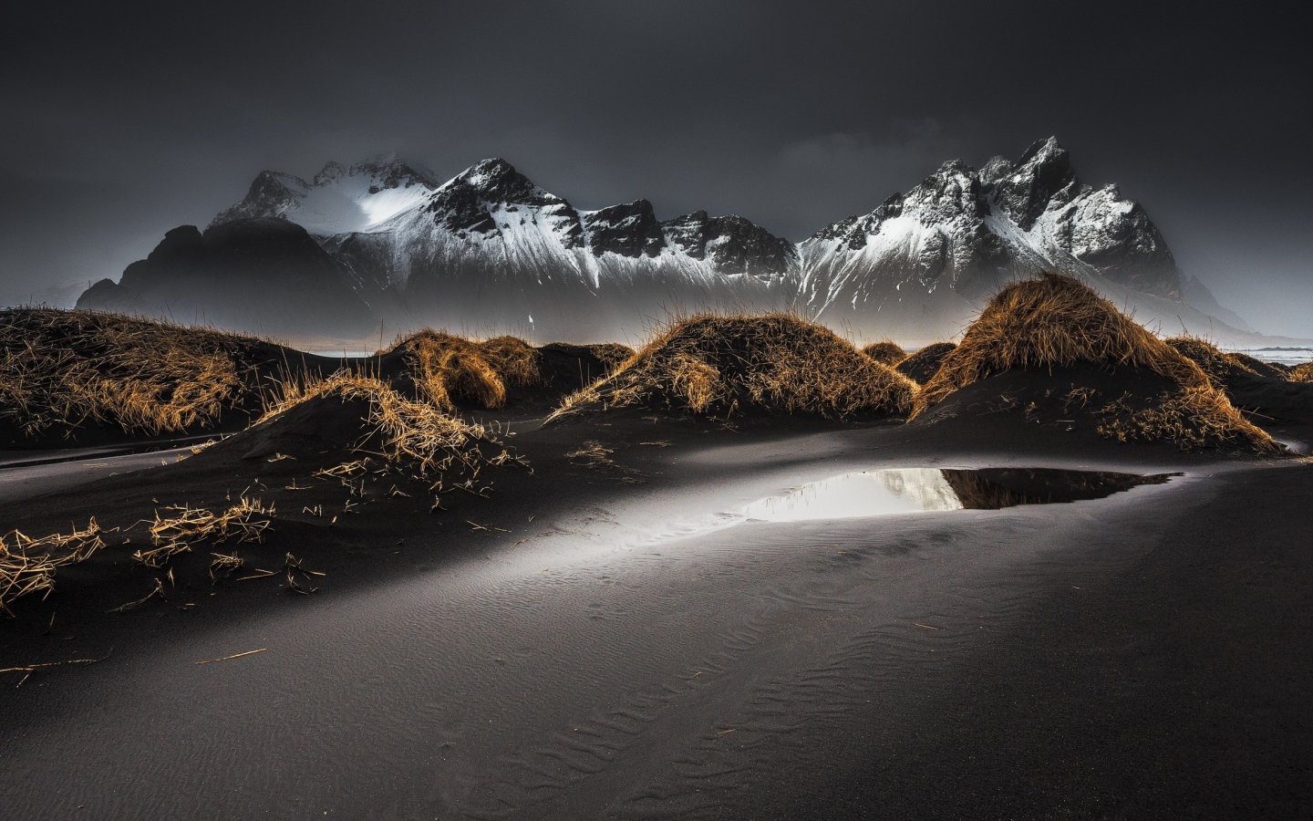 Серый песок на фоне гор