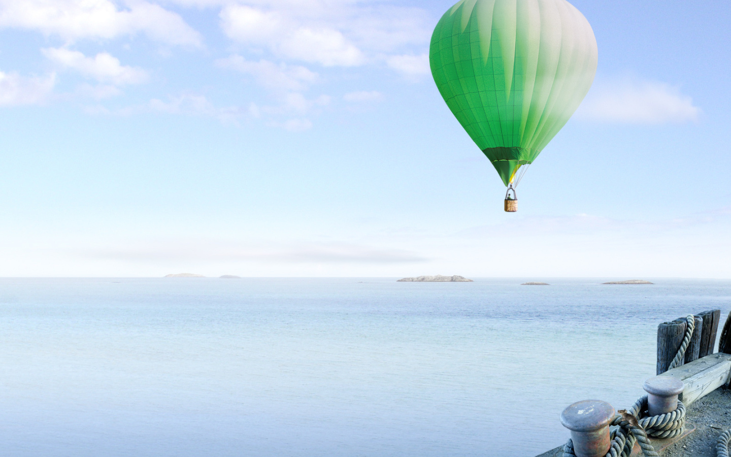 Зеленый Воздушный шар над морем