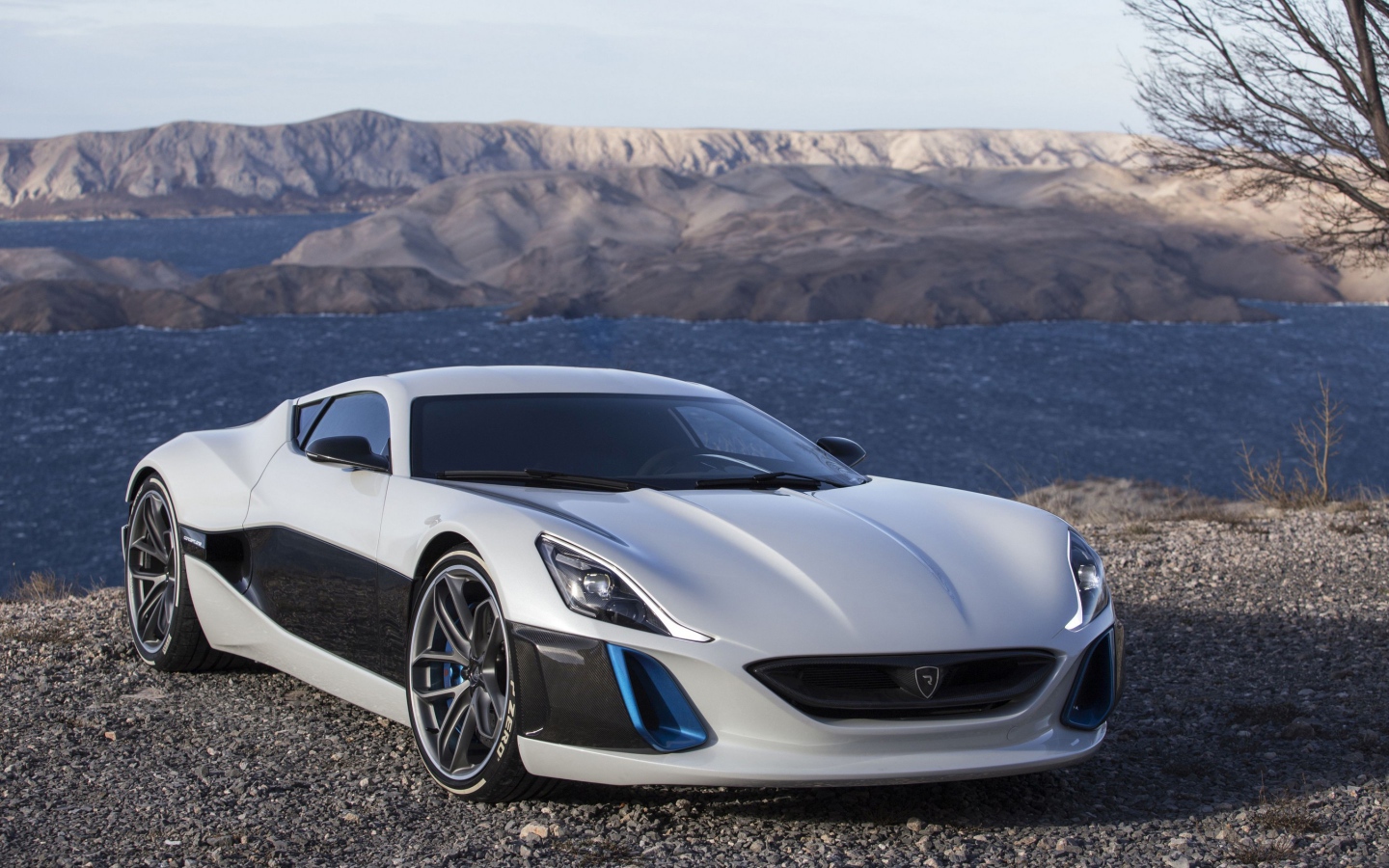 Спорткар  Rimac Concept One на фоне гор 