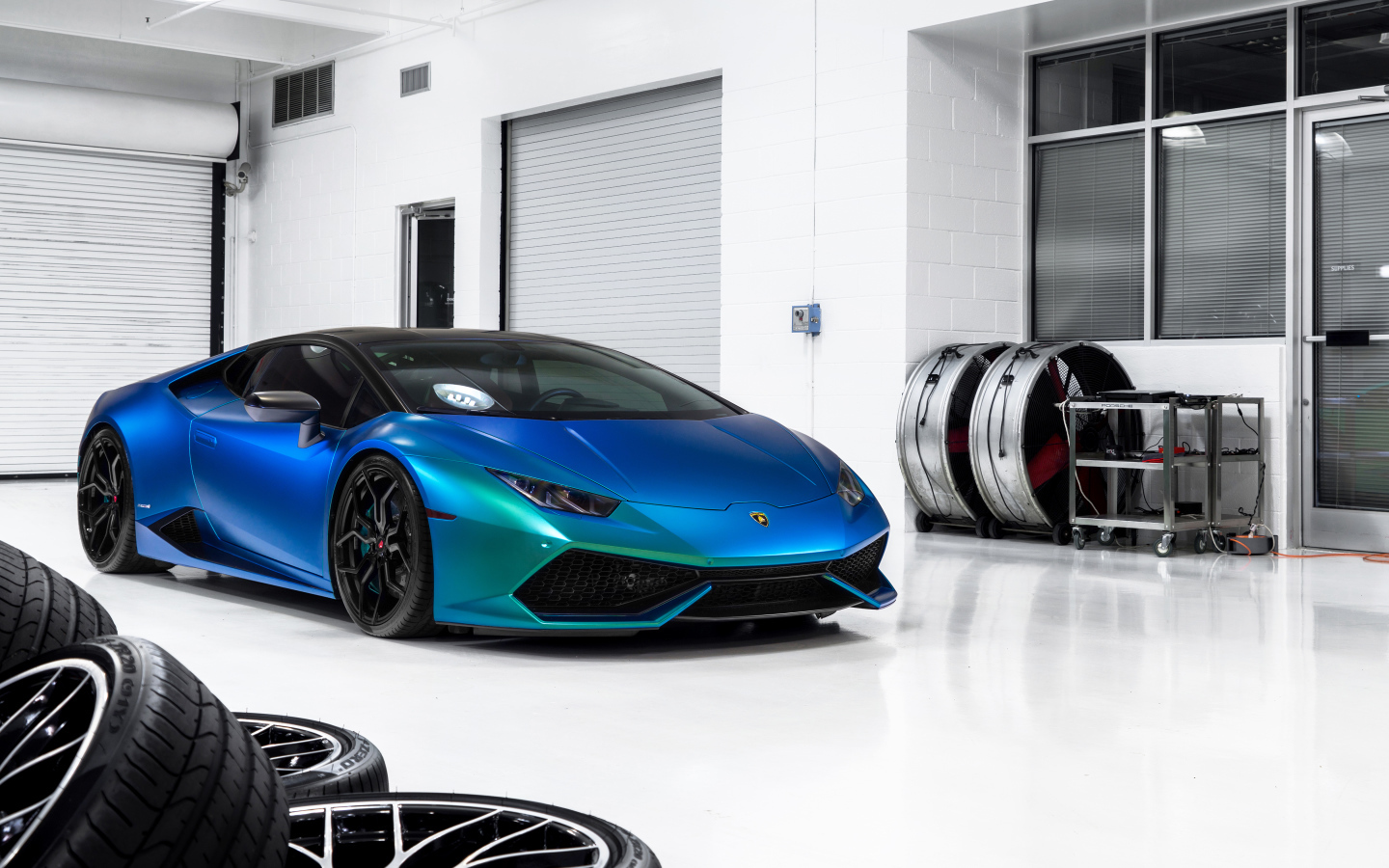 Синий автомобиль Lamborghini Huracan в гараже