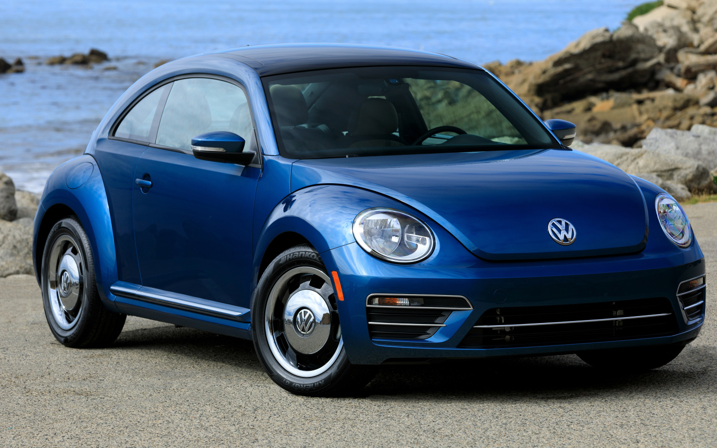 Синий автомобиль купе Volkswagen Beetle Turbo, 2018