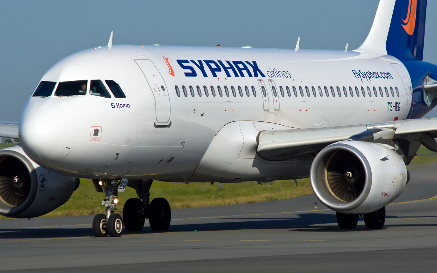 Самолет Airbus A319 авиакомпании Syphax Airlines на взлетной полосе 